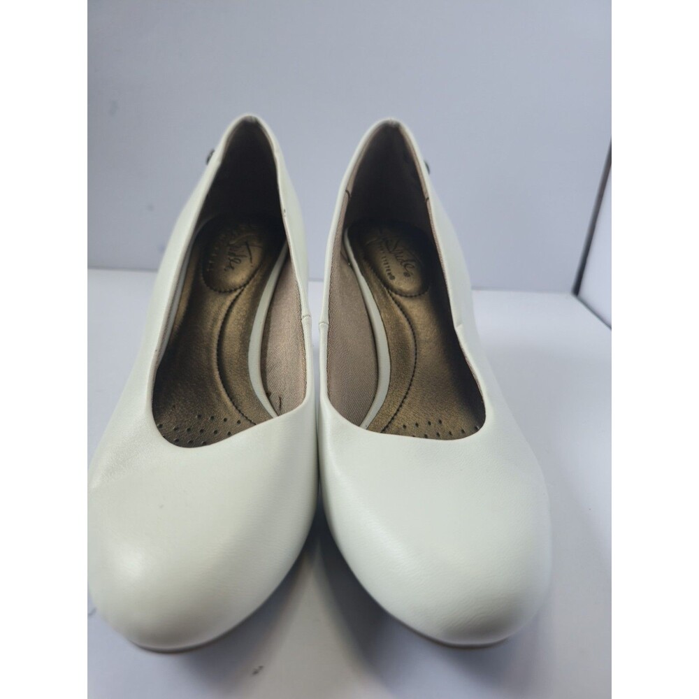 LifeStride Women's Soft System Heels Size 6M Cream Faux Leather Slip On Pumps